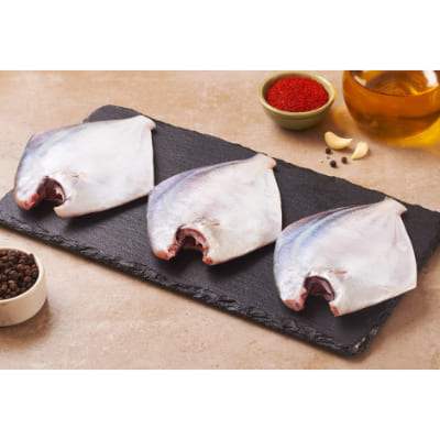 Sea Water Silver Pomfret Medium Cleaned, Gross 1 Kg, Net 850 g